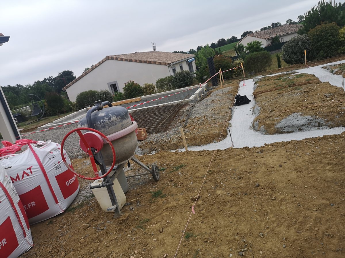 Bétonnière et fondations en cours - Matériel pro TERRASSUR