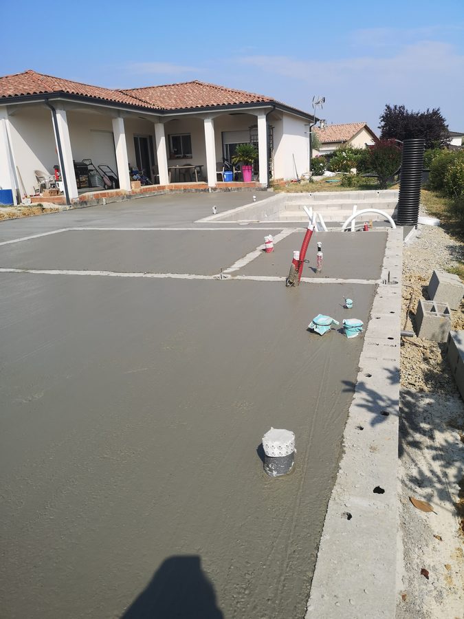 Dalle béton terminée devant maison - Réalisation TERRASSUR